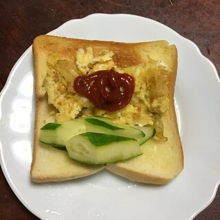 チーズ入り卵焼きと胡瓜の食パンサンド。